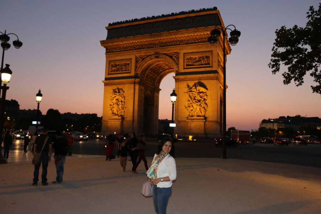 A pose in front of the Arc de Triomphe 