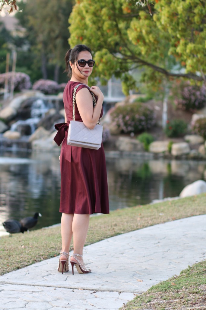 How to Accessorize a Burgundy Dress in Spring