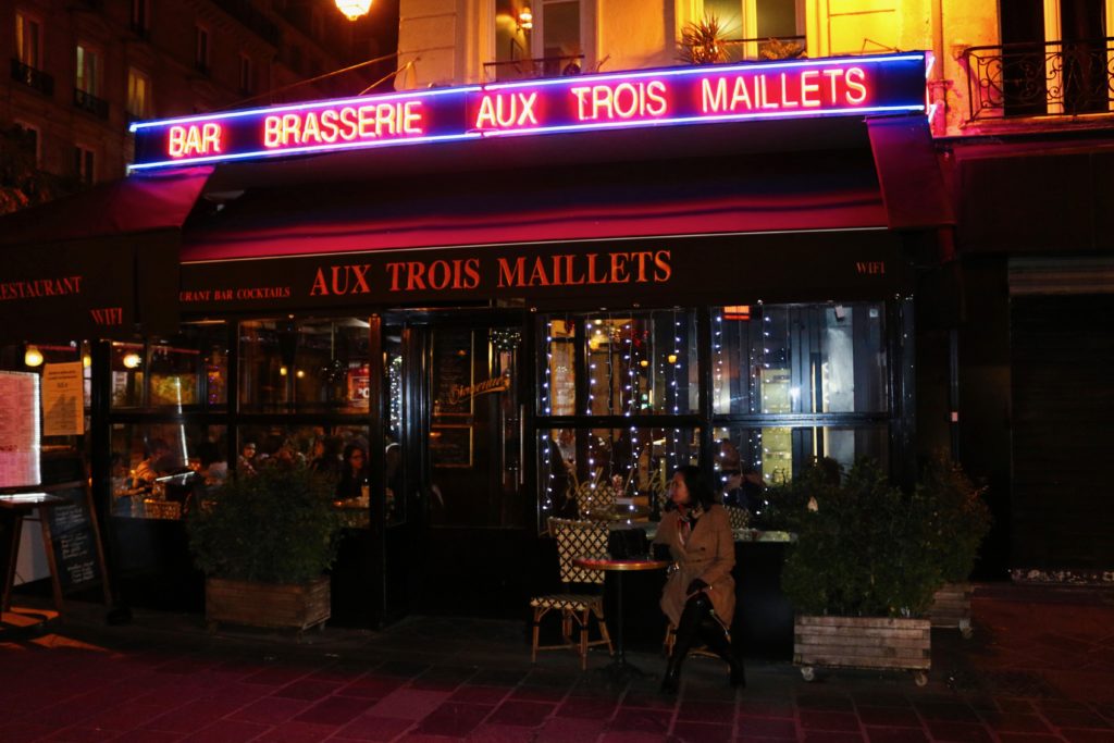 An image of s cafe in Paris